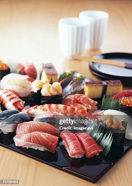 assorted nigiri-sushi - gunkanmaki stock-fotos und bilder