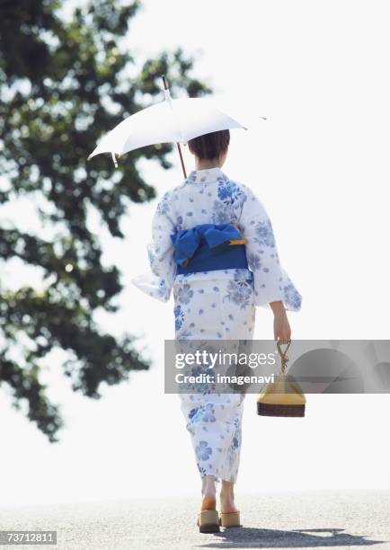 woman wearing yukata - kimono photos et images de collection
