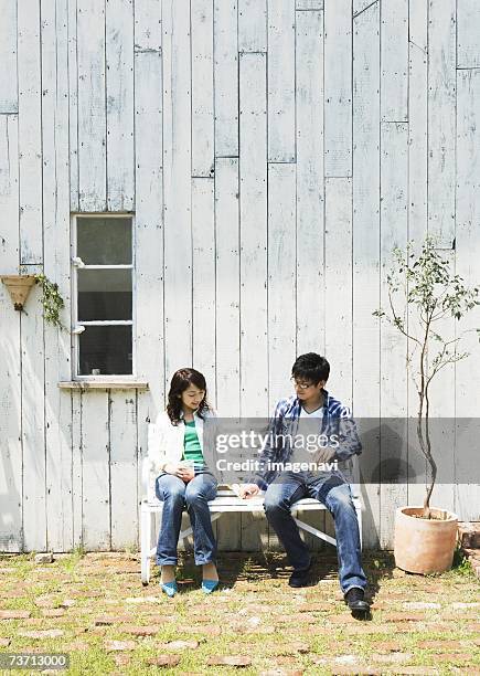 couple sitting outside - bank statement stock-fotos und bilder