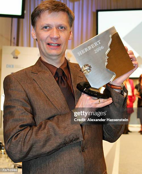 Presenter Guenther Jauch poses with his Herbert Award for the Best TV Sportpresenter at the Herbert Award 2006 Gala at the Elysee Hotel on March 26,...