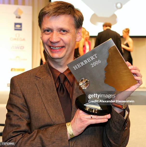 Presenter Guenther Jauch poses with his Herbert Award for the Best TV Sportpresenter at the Herbert Award 2006 Gala at the Elysee Hotel on March 26,...