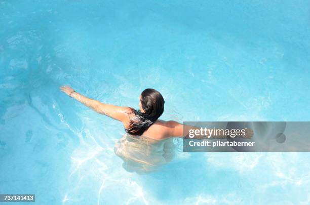 naked woman in a swimming pool - female swimmer bildbanksfoton och bilder