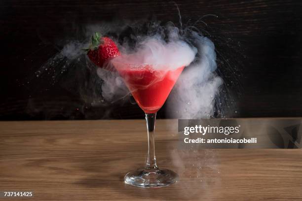 strawberry martini cocktail with liquid nitrogen - liquid nitrogen foto e immagini stock