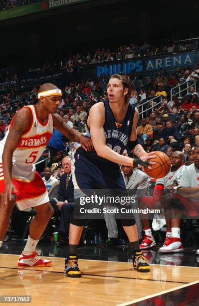 Mike Miller of the Memphis Grizzlies looks for the play against Josh Smith of the Atlanta Hawks during the game at Philips Arena on March 9, 2007 in...