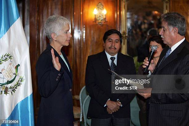 Guatemala City, GUATEMALA: El presidente de Guatemala, Oscar Berger , toma juramento a Adela Camacho de Torrebearte, como ministra de Gobernacion ,...