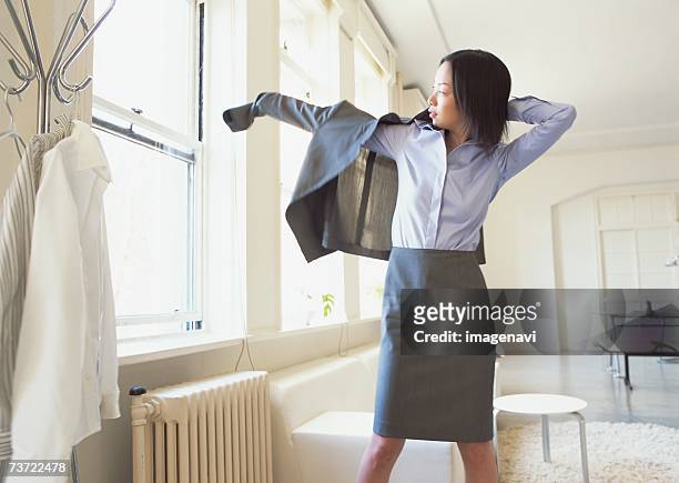 woman getting dressed - morgens anziehen stock-fotos und bilder