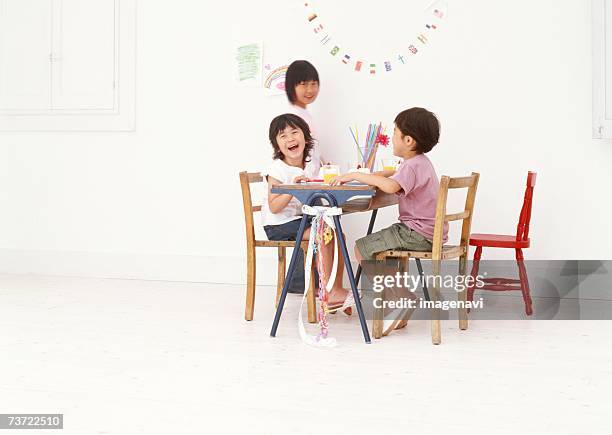 image of birthday party - bunting white background fotografías e imágenes de stock