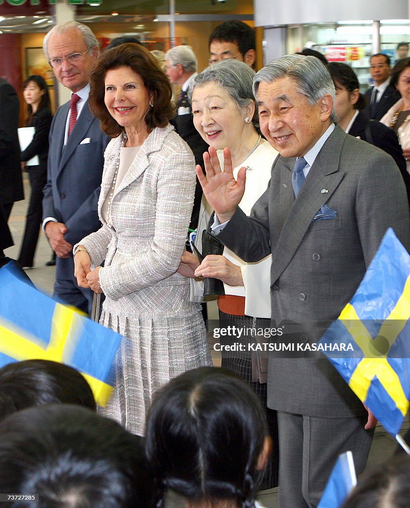 Japanese Emperor Akihito (R), Empress Mi...