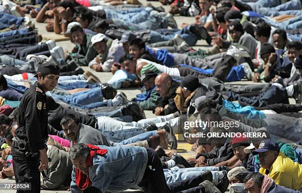 Policeman guards inmates at the Pavoncito jail in Fraijanes, 40 km east of Guatemala City, 27 March 2007. At least 5 inmates were injured during the...