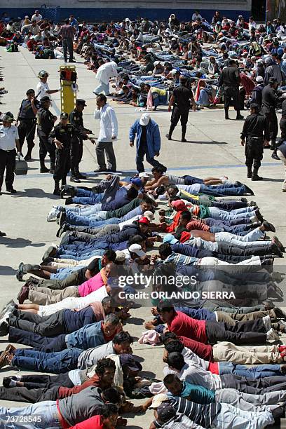 The National Civil Police and the prison guards of Pavoncito, regain control of the maximum security prison, in the department of Fraijanes, 40 km...