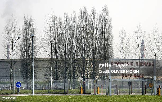 Exterior view dated 28 March 2007 of the Reichstett refinery, eastern France, threatened of slowing down its production due to a 15-day dockers'...