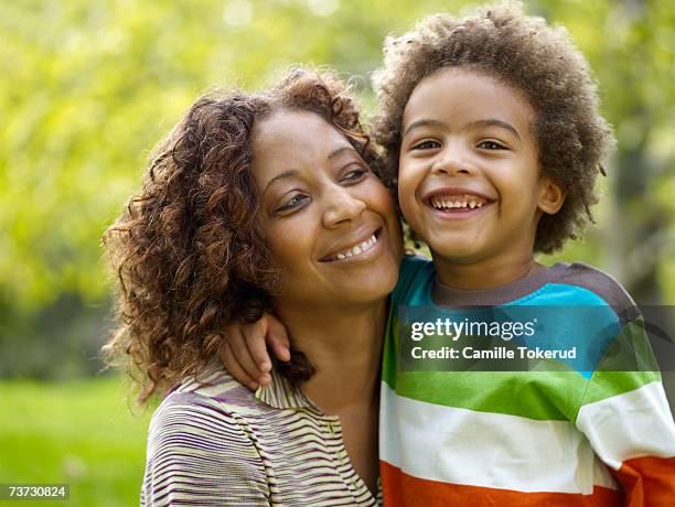 mother and son (3-5) embracing in park, smiling - series 4 3 stockfoto's en -beelden