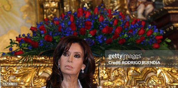 La senadora y primera dama de Argentina Cristina Fernandez de Kirchner escucha el discurso del alcalde de Quito Paco Moncayo, en la capilla del Museo...