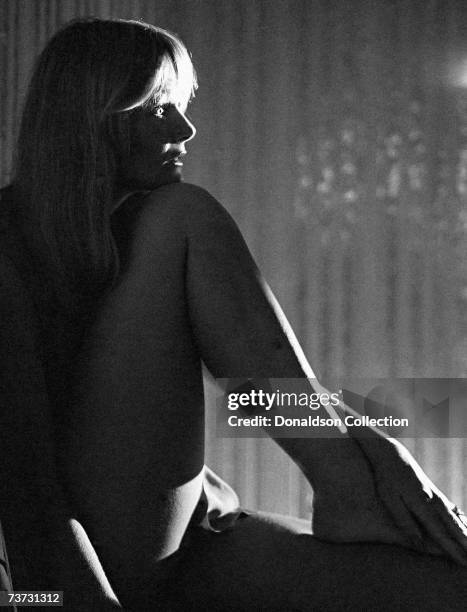 Actress Valerie Perrine poses for a photocall in 1975 in her hotel room, in New York.