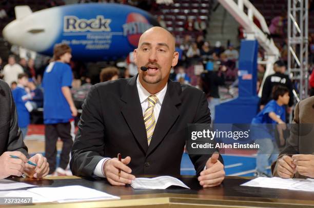 Commentator Jon Barry talks before the NBA game between the Dallas Mavericks and the Detroit Pistons at The Palace of Auburn Hills on March 18, 2007...