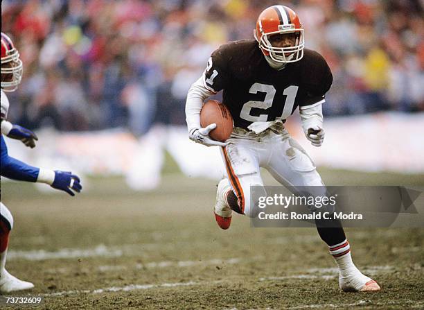Eric Metcalf of the Cleveland Browns carries the ball against the Buffalo Bills during the AFC Divisional Playoff Game on January 6, 1990 in...