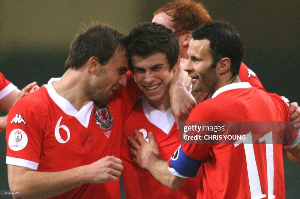 Welsh defender Gareth Bale (2L) celebrat...