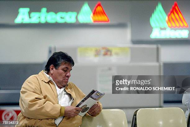 Un pasajero de Lineas Aereas Aztecas, espera en el aereopuerto de Ciudad de Mexico el 28 de marzo de 2007. La Secretaria de Comunicaciones y...