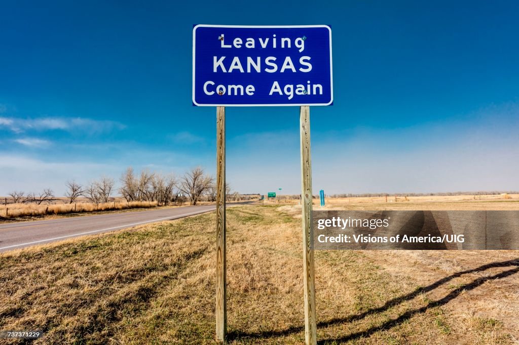 Kansas State Rd 30 Sign Welcome To The State Of Kansas Road Sign High-Res Stock Photo - Getty ...