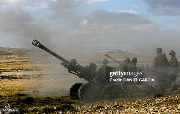 Field artillery battery fires during a military exercise 22 March, 2007 at Mount Pleasant British base, Falklands, 22 March 2007. Twenty-five years...