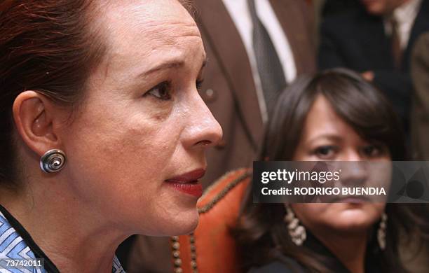 La canciller ecuatoriana Maria Fernanda Espinosa habla junto a la ministra de Defensa de Ecuador Lorena Escudero en rueda de prensa en los salones de...