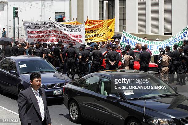 Cuentahabientes del desaparecido Banco del Comercio exigen la devolucion de su dinero al presidente de Guatemala, Oscar Berger, frente a la caravana...