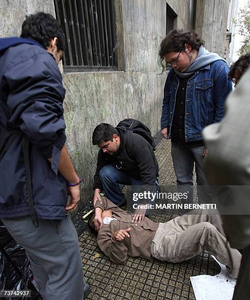 Una persona es asistida luego que resultara herida por el golpe de una piedra, durante una protesta en las cercanias del Palacio de La Moneda, en...