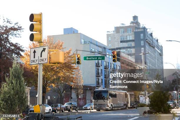 williamsburg cityscape and traffic, new york city, usa - williamsburg new york foto e immagini stock