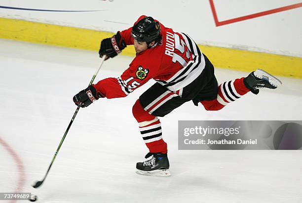 Tuomo Ruutu#15 of the Chicago Blackhawks shoots from the right wing during their NHL game against the San Jose Sharks on March 21, 2007 at the United...