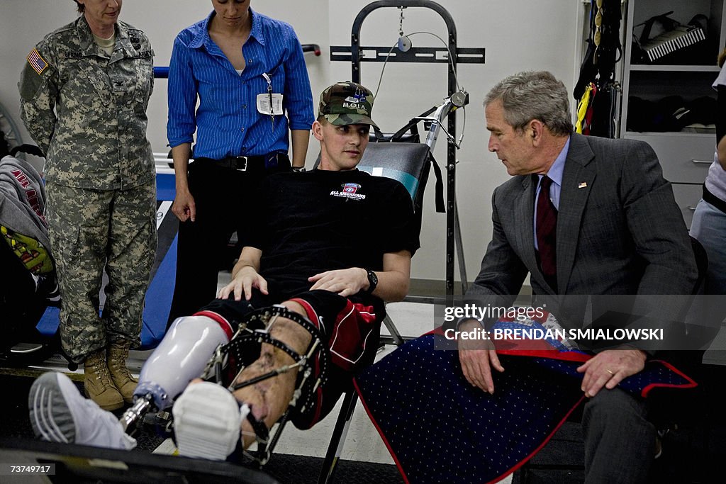 US President George W. Bush (R) speaks w...