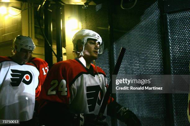 Sami Kapanen of the Philadelphia Flyers walks to the ice from the locker room before the game against the Dallas Stars on March 13, 2007 at the...