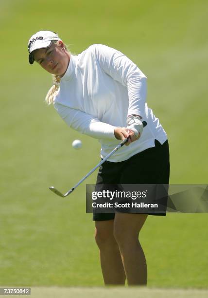 Brittany Lincicome pitches to the ninth green during the second round of the Kraft Nabisco Championship at Mission Hills Country Club on March 30,...