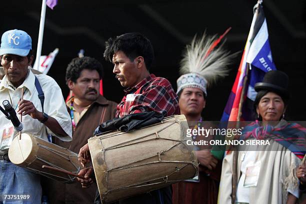 Lideres indigenas de America participan en una marcha durante la clausura de la Tercera Cumbre Continental de Pueblos Indigenas, en Ciudad de...