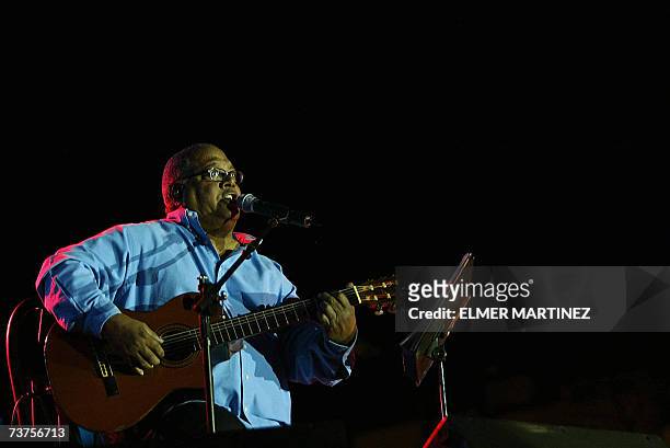 Tegucigalpa, HONDURAS: El cantante cubano Pablo Milanes interpreta una de sus canciones durante un concierto a beneficio de la ''Fundacion Abrigo''...