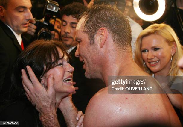 German boxer Henry Maske celebrates with his wife Manuela after defeating Virgil Hill of the US in their WBA World Cruiserweight title bout 31 March...