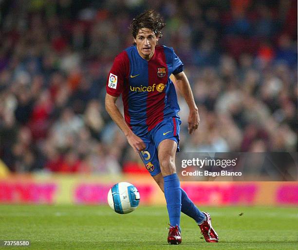 Edmilson of Barcelona and competes during the match between FC Barcelona and Deportivo La Coruna of La Liga at the Camp Nou stadium on March 31, 2007...