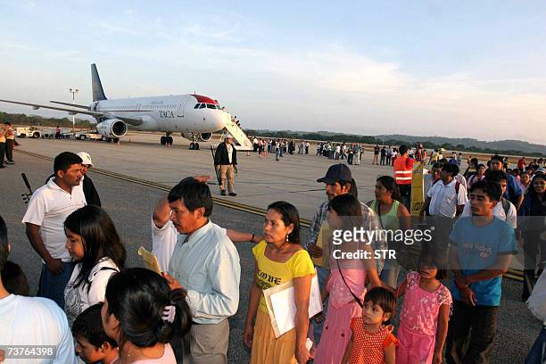 Treinta familias guatemaltecas exiliadas en Bolivia llegan al aeropuerto de Peten, 500 kilometros al norte de Ciudad de Guatemala luego de 24 anos,...