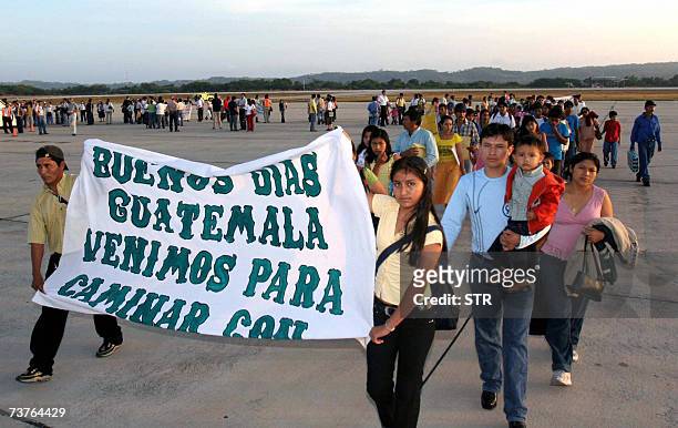 Treinta familias guatemaltecas exiliadas en Bolivia llegan al aeropuerto de Peten, 500 kilometros al norte de Ciudad de Guatemala luego de 24 anos,...