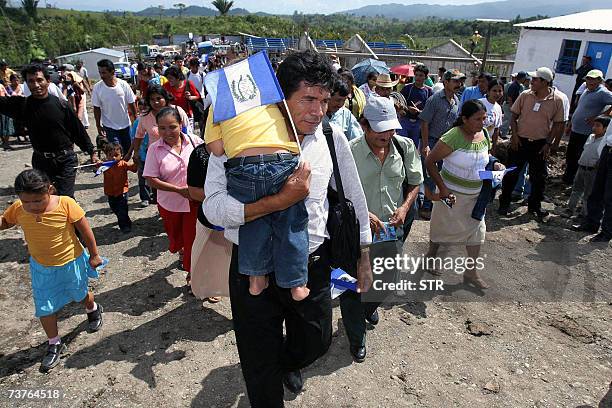 Treinta familias guatemaltecas exiliadas en Bolivia son trasladados a la finca El Rosario, Livingston, Izabal, a 300 kilometos al norte, de Ciudad de...