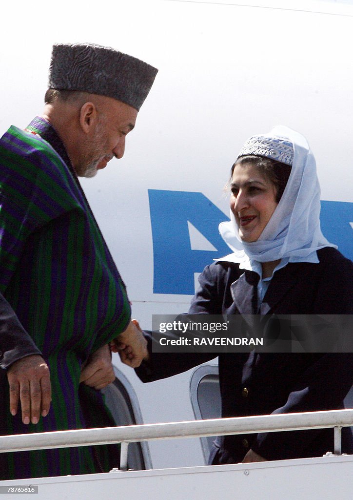 Afghan President Hamid Karzai (L) shakes...