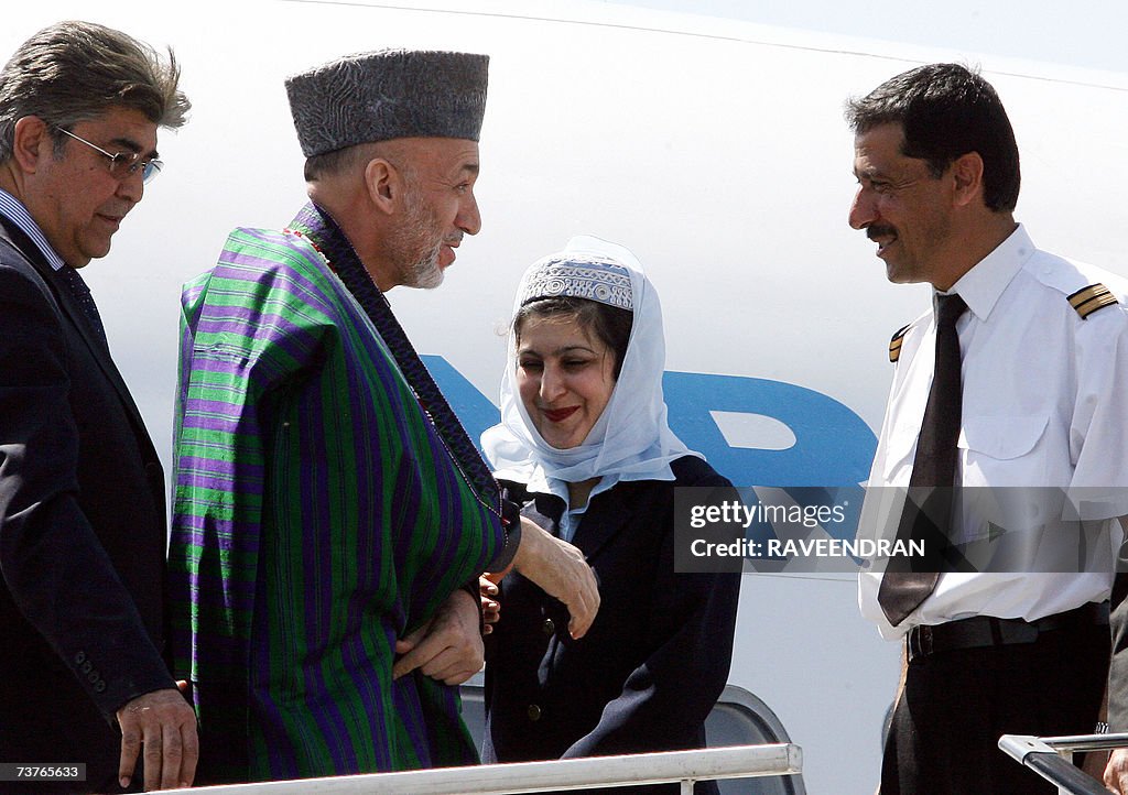 Afghan President Hamid Karzai (2-L) talk...