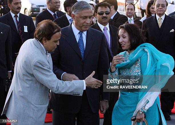 Indian Minister of Petroleum and Natural Gas, Murali Deora greets Pakistan Prime Minister Shaukat Aziz and his wife upon their arrival at Indian Air...