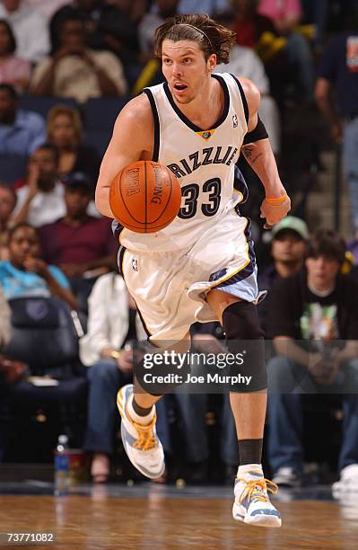 Mike Miller of the Memphis Grizzlies moves the ball upcourt during the NBA game against the Cleveland Cavaliers at FedExForum on March 14, 2007 in...