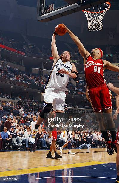 Mike Miller of the Memphis Grizzlies hooks a shot against the block by Drew Gooden of the Cleveland Cavaliers at FedExForum on March 14, 2007 in...