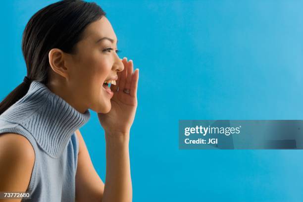 asian woman yelling - chuchoter photos et images de collection