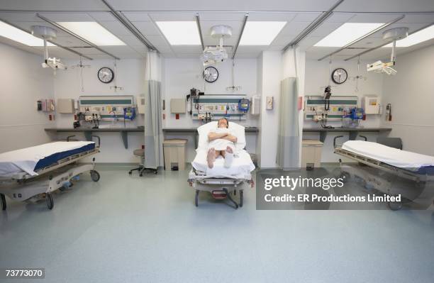 male patient laying in hospital bed - adult male hospital bed stock-fotos und bilder