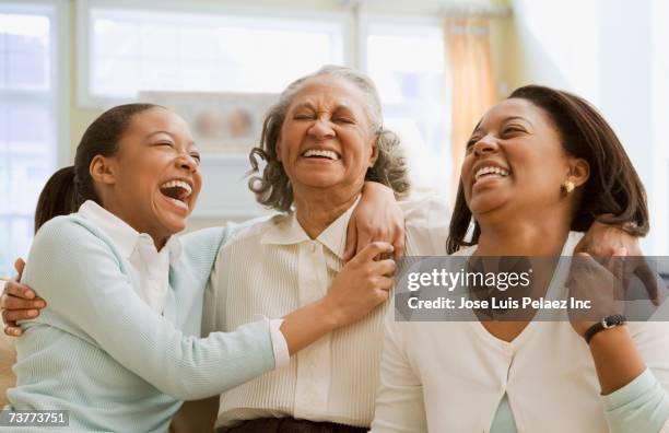 three generations of african women laughing - diferença entre gerações - fotografias e filmes do acervo