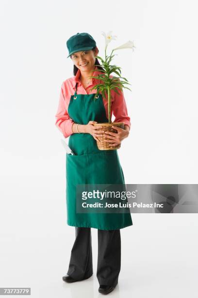 studio shot of asian female gardener - apron isolated stockfoto's en -beelden