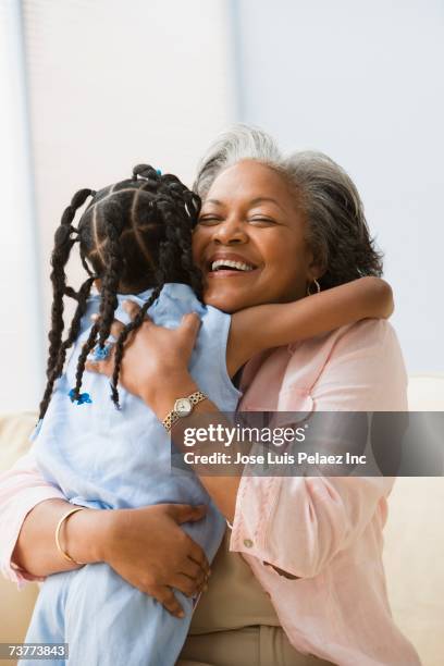 african grandmother and granddaughter hugging - diferença entre gerações - fotografias e filmes do acervo