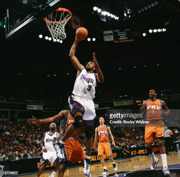 Shareef Abdur-Rahim of the Sacramento Kings takes the ball to the basket during a game against the Phoenix Suns at Arco Arena on March 25, 2007 in...